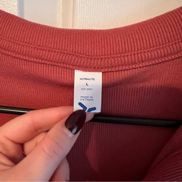 Old navy workout top - Picture 2 of 3